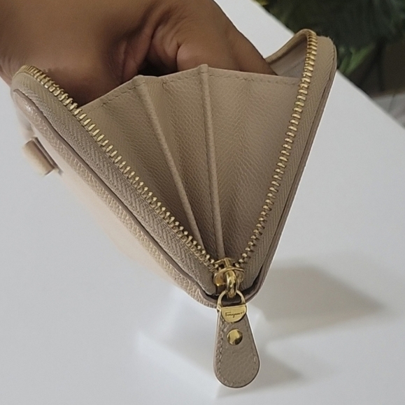 SALVATORE FERRAGAMO VARA Wallet In Beige -EXCELLENT CONDITION - Picture 14 of 14